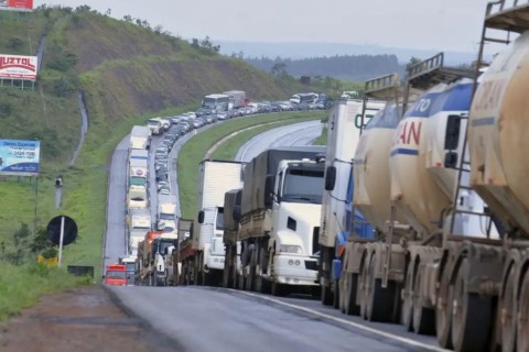 Pressão total: enquanto caminhoneiros aprovam greve, PF investiga crimes em preços de diesel