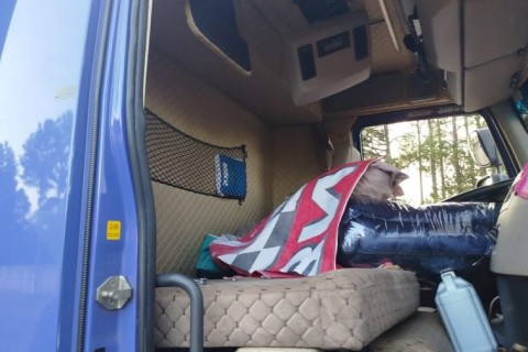 POLÍCIA RODOVIÁRIA FEDERAL APREENDE CARGA DE CELULARES DE ALTO VALOR ESCONDIDA EM CAMINHÃO.