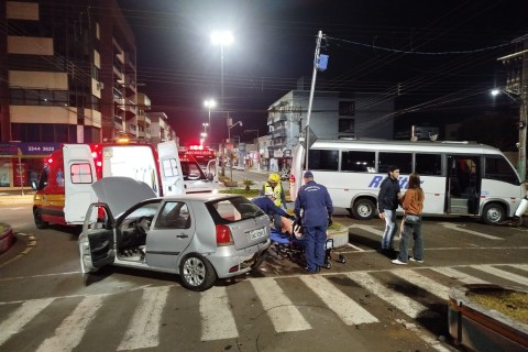 Colisão entre veículo e micro-ônibus na madrugada desta quinta-feira no centro de São Lourenço .