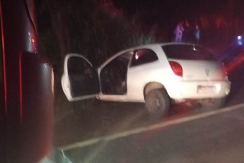 Colisão entre três veículos deixa um morto e motorista gravemente ferido na BR-282