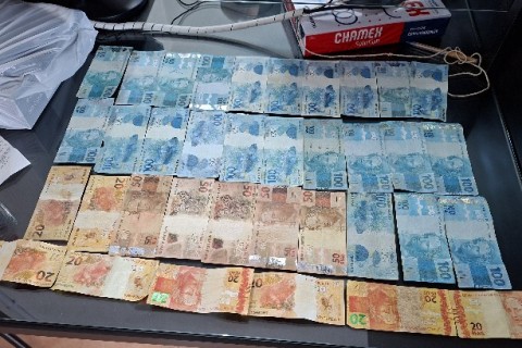 Casal é preso com mais de R$ 2,7 mil em notas falsas em Concórdia