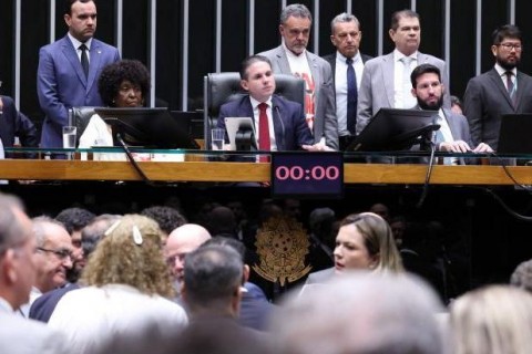 Câmara aprova PEC que reduz jornada semanal para 40 horas e acaba com escala 6x1
