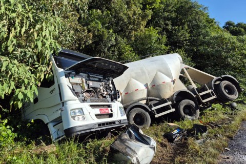 Três veículos se envolvem em acidente na BR-153