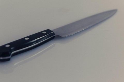 Mulher é presa após cravar faca no peito de companheiro em Joaçaba