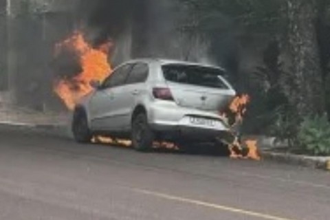 Gol é incendiado na Rua Panambi, no Jardim La Salle, em Toledo.