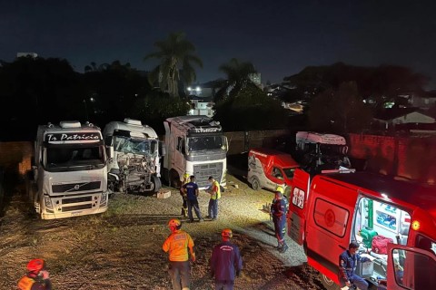 JOVEM MORRE APÓS CAMINHÃO CAIR DURANTE MANUTENÇÃO EM SC